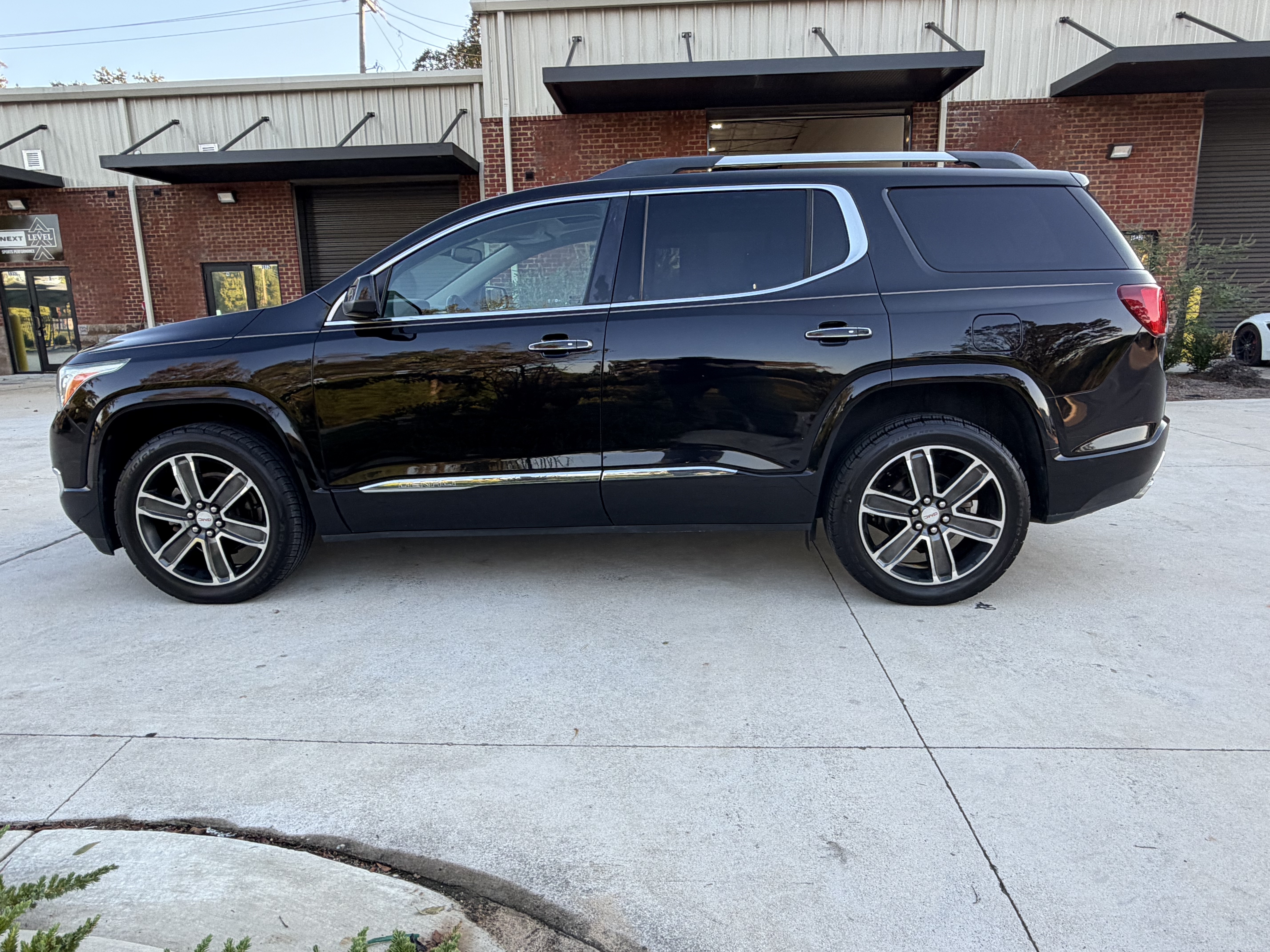 Used 2017 GMC Acadia Denali w/ Technology Package FWD image 6