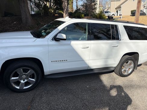 Used 2017 Chevrolet Suburban LT w/ Luxury Package image 6