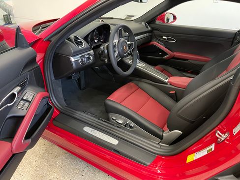 Used 2021 Porsche 718 Cayman image 2