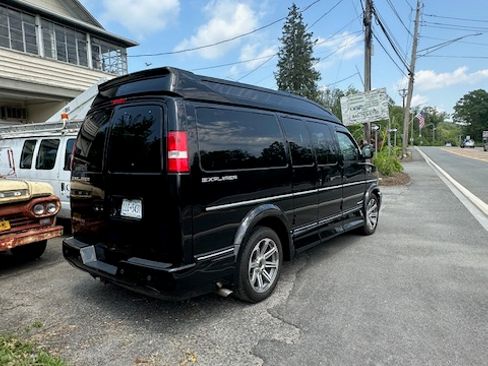 Used 2016 Chevrolet Express 2500 Van 3D image 5