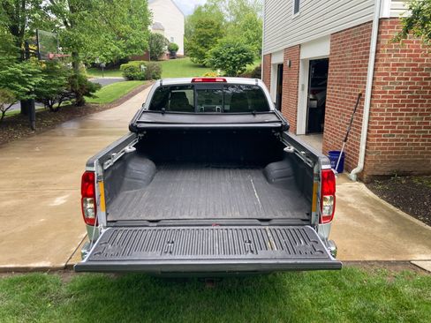 Used 2011 Nissan Frontier SV AWD/4WD image 6
