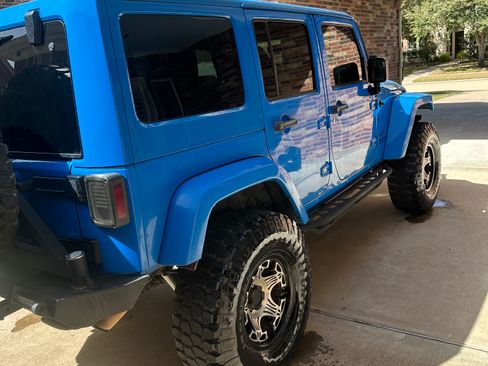 Used 2011 Jeep Wrangler Unlimited Sahara w/ Connectivity Group image 10