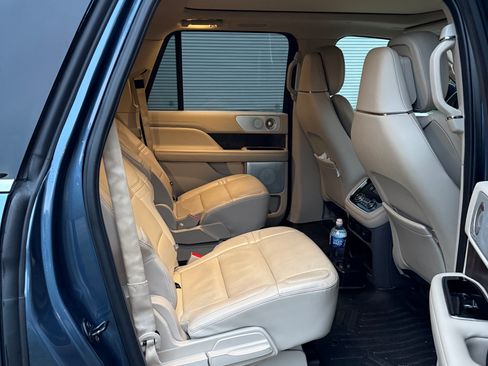 Used 2020 Lincoln Navigator L Reserve w/ Luxury Package AWD/4WD image 2