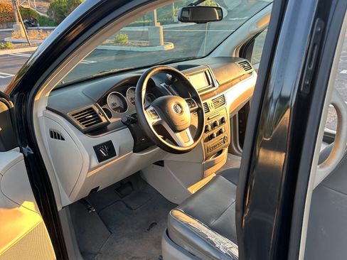 Used 2012 Volkswagen Routan SE image 14