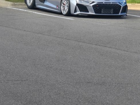 Used 2018 Audi R8 V10 w/ Premium Package image 2