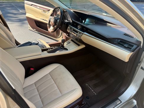 Used 2017 Lexus ES 350 w/ Luxury Package FWD image 10