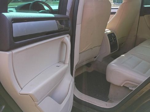 Used 2013 Volkswagen Touareg Sport image 18