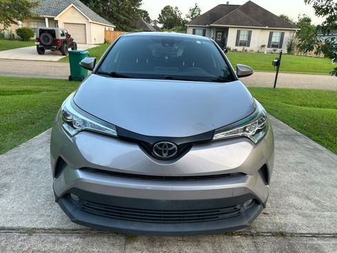 Used 2018 Toyota C-HR XLE FWD image 4