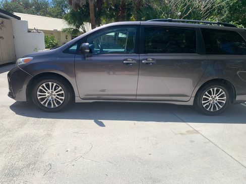 Used 2019 Toyota Sienna XLE FWD image 10