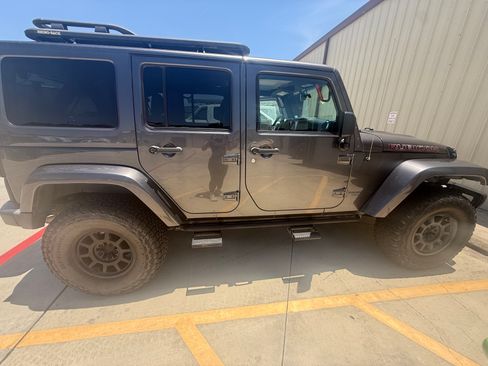 Used 2016 Jeep Wrangler Unlimited Rubicon AWD/4WD image 2