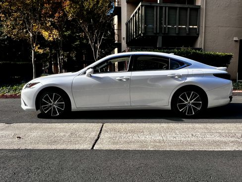 Used 2024 Lexus ES 300h F Sport image 5