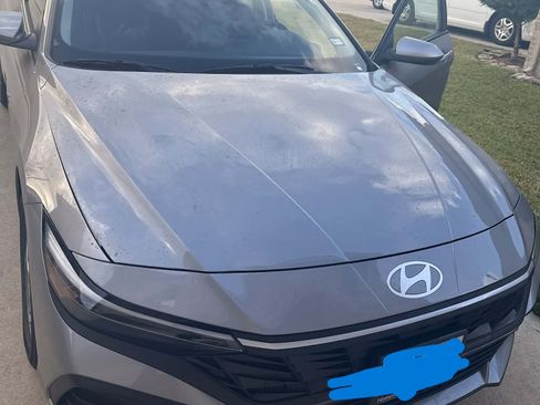 Used 2025 Hyundai Elantra SE image 1