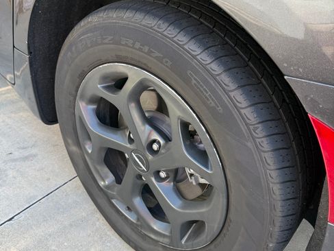 Used 2023 Chrysler Pacifica Limited w/ Uconnect Theater Family Group image 26