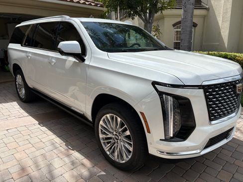 Used 2025 Cadillac Escalade ESV Premium Luxury AWD/4WD image 5