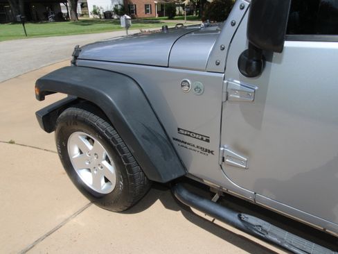 Used 2018 Jeep Wrangler Unlimited Sport w/ Connectivity Group AWD/4WD image 30