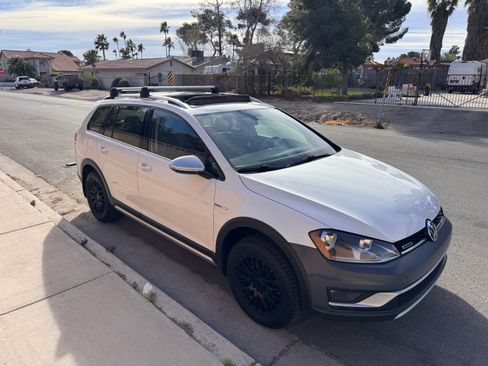 Used 2017 Volkswagen Golf Alltrack SE image 2