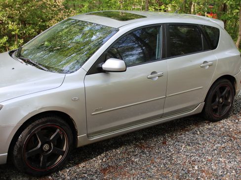 Used 2004 MAZDA MAZDA3 s w/ Moonroof & 6-CD Pkg FWD image 4