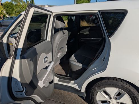 Used 2016 Kia Soul EV + FWD image 11