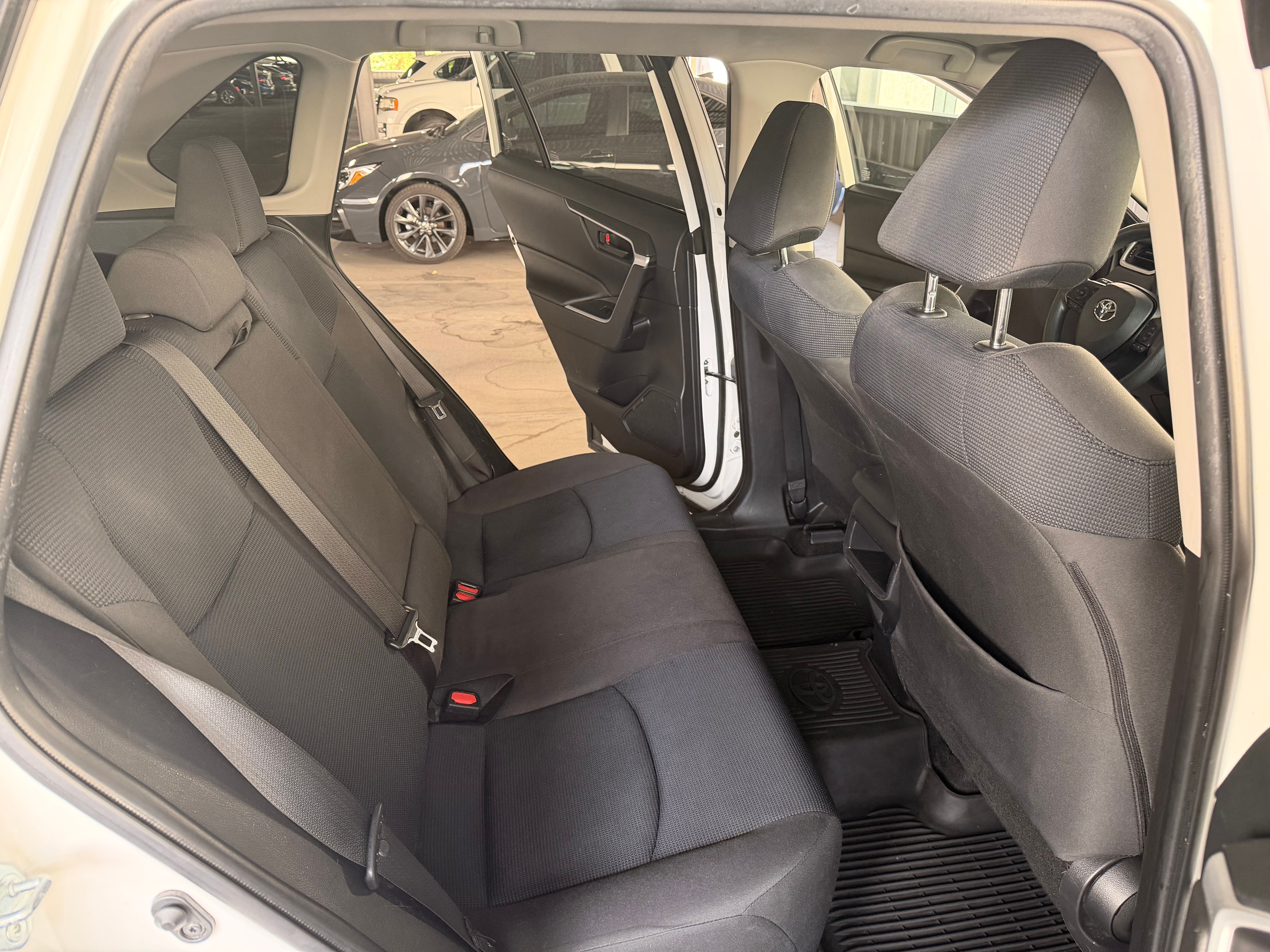 Used 2020 Toyota RAV4 LE AWD/4WD image 23