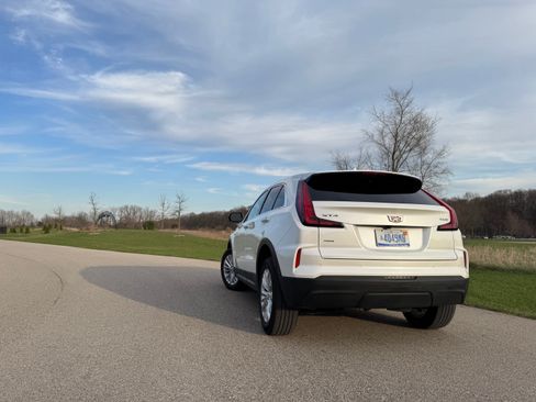 Used 2024 Cadillac XT4 Luxury w/ Cold Weather Package AWD/4WD image 2