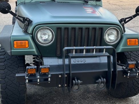 Used 2005 Jeep Wrangler Unlimited w/ Premium Audio Group image 4