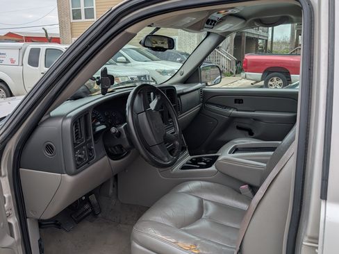 Used 2004 Chevrolet Suburban LS w/ Preferred Equipment Group image 5