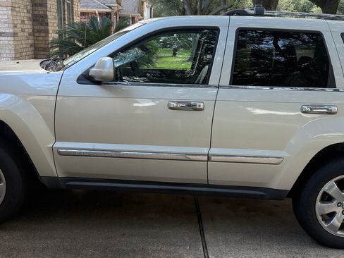 Used 2010 Jeep Grand Cherokee Limited w/ Trailer Tow Group IV image 2