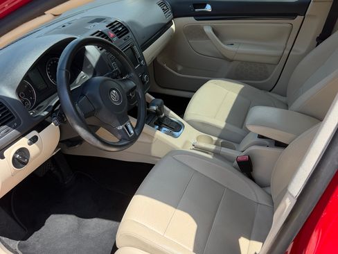 Used 2010 Volkswagen Jetta SE FWD image 4
