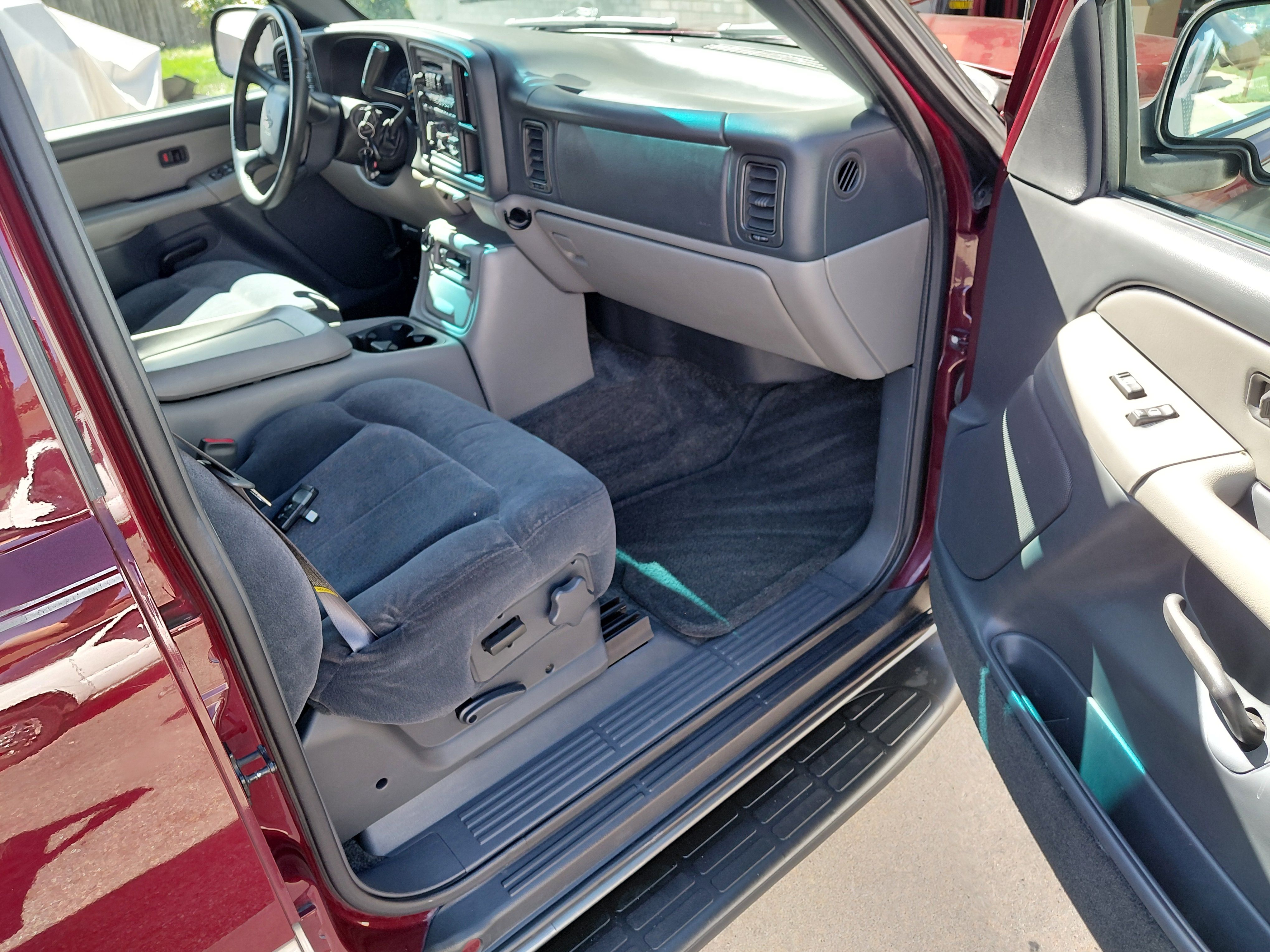 Used 2000 Chevrolet Suburban LS w/ LS Preferred Equipment Group AWD/4WD image 12
