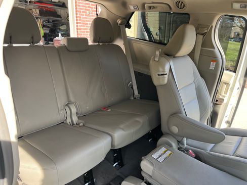 Used 2015 Toyota Sienna XLE Premium image 9