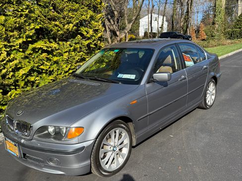 Used 2005 BMW 330xi Sedan image 1