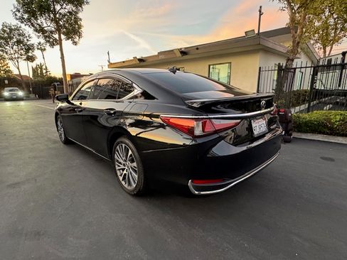 Used 2021 Lexus ES 300h w/ Premium Package image 6