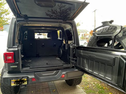 Used 2021 Jeep Wrangler Unlimited Sahara image 6