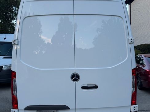Used 2022 Mercedes-Benz Sprinter 1500 image 8