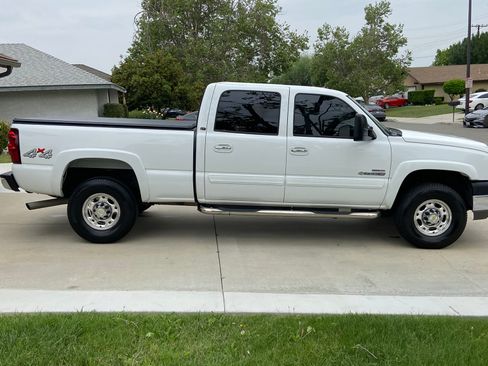 Used 2005 Chevrolet Silverado 2500 LT w/ Heavy-Duty Power Package image 4