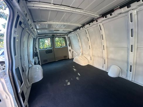 Used 2014 Chevrolet Express 2500 Extended RWD image 9