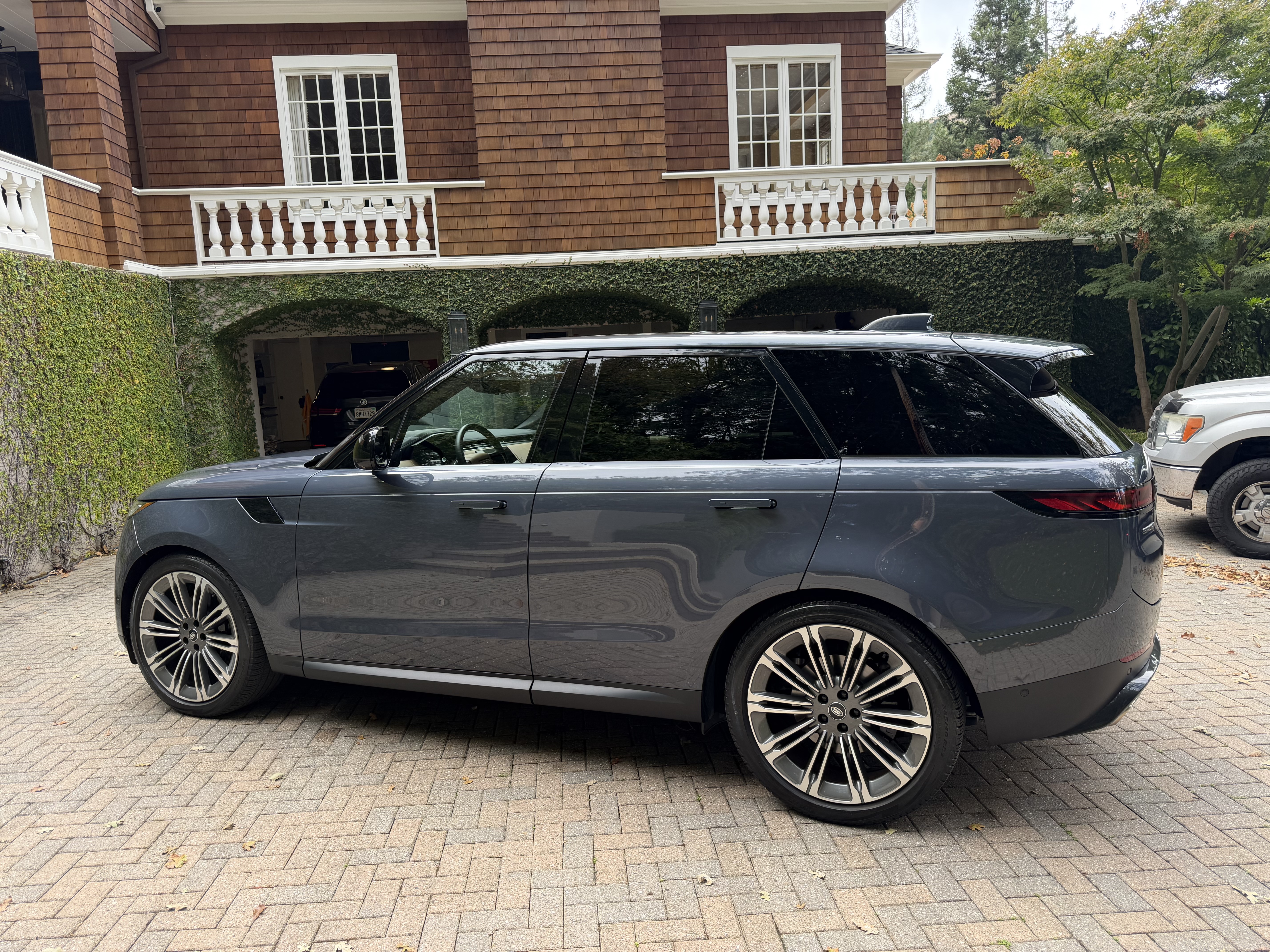 Used 2024 Land Rover Range Rover Sport SE AWD/4WD image 1