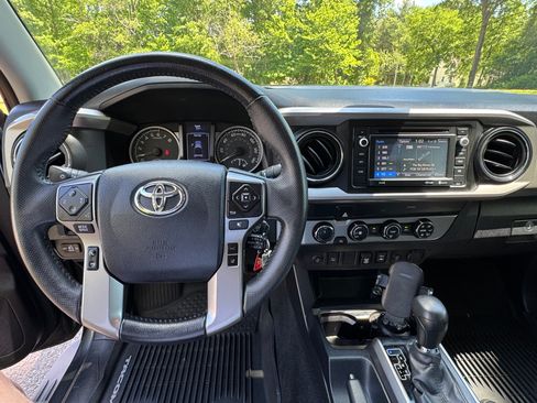 Used 2019 Toyota Tacoma SR5 AWD/4WD image 11