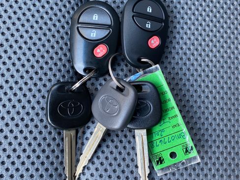 Used 2011 Toyota Tacoma 4x4 Double Cab w/ TRD Sport Pkg w/JBL Audio image 15