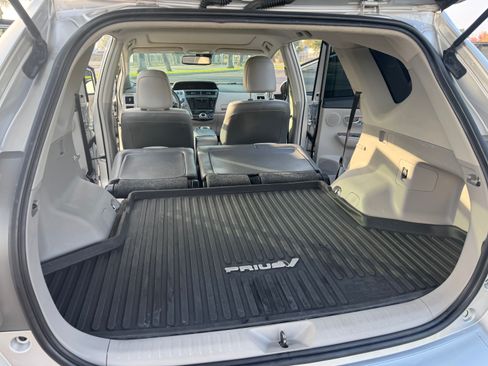 Used 2017 Toyota Prius V Five image 23