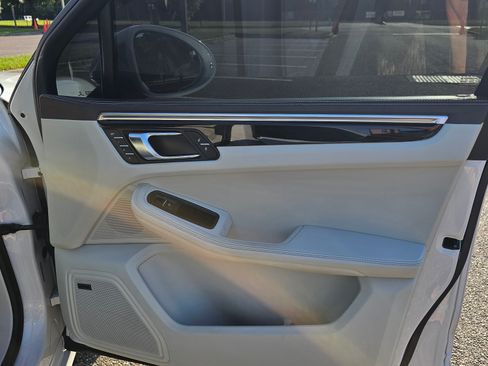 Used 2016 Porsche Macan Turbo image 5