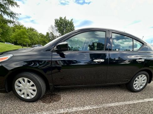 Used 2018 Nissan Versa SV FWD image 5