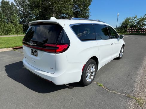 Used 2021 Chrysler Pacifica Touring-L w/ Uconnect Theater Family Group AWD/4WD image 11
