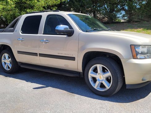 Used 2007 Chevrolet Avalanche LTZ w/ LTZ Preferred Equipment Group image 2