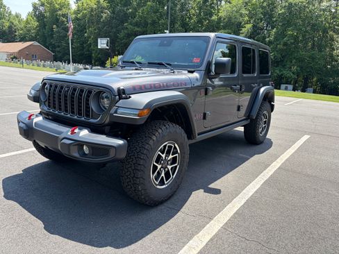 Used 2025 Jeep Wrangler Unlimited Rubicon w/ Convenience Group AWD/4WD image 2
