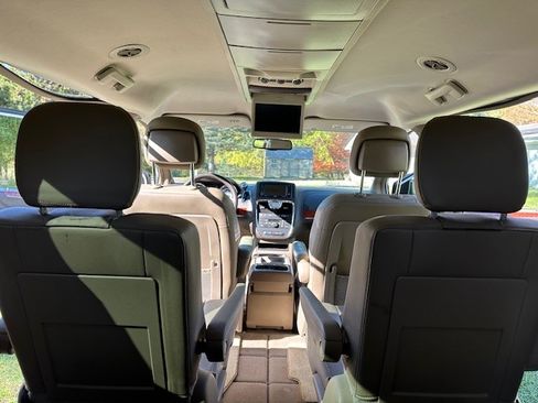 Used 2015 Chrysler Town & Country Touring image 12