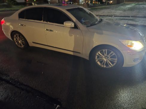 Used 2009 Hyundai Genesis 4.6 w/ Technology Pkg 5 image 2