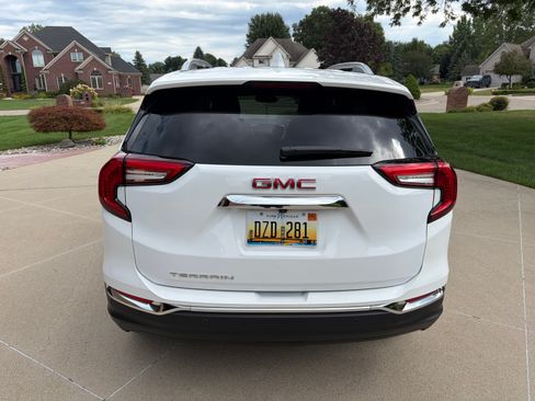 Used 2024 GMC Terrain SLT w/ LPO, Floor Liner Package FWD image 8