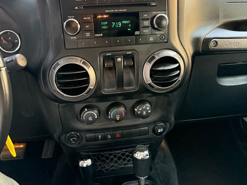 Used 2017 Jeep Wrangler Sport w/ Quick Order Package 24S AWD/4WD image 16