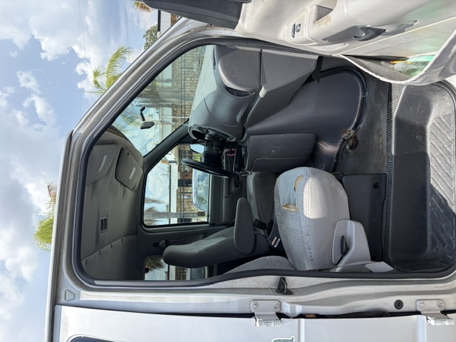 Used 1999 Ford E-350 and Econoline 350 Club Wagon RWD image 9